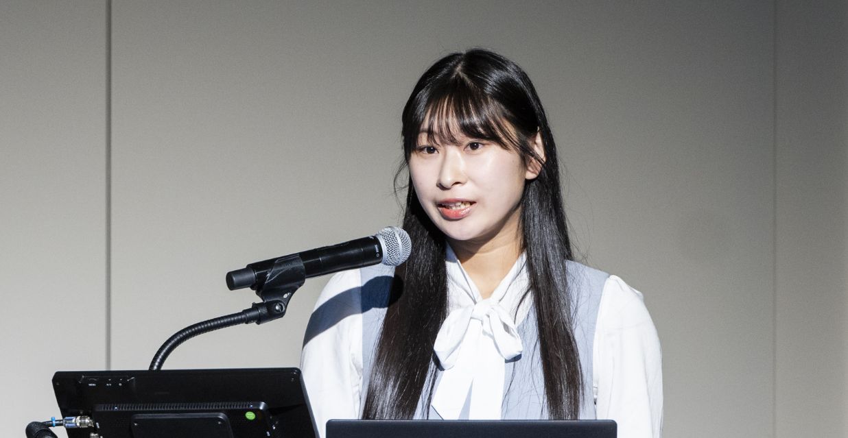 最終プレゼンテーション登壇時のシスターズの鈴木彩衣音社長