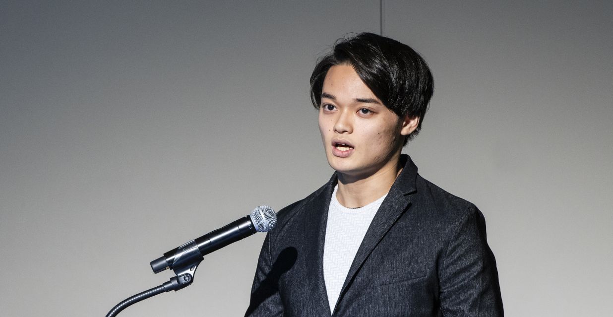 最終プレゼンテーション登壇時のKosmosの佐藤大稀代表取締役
