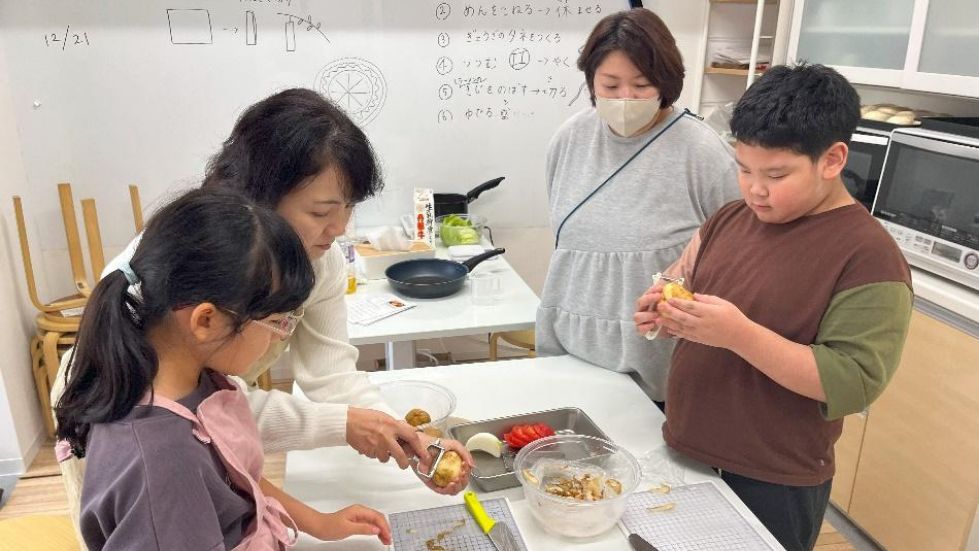 東京の港区三田校では料理好きな子供たちがリアル教室に通学する
