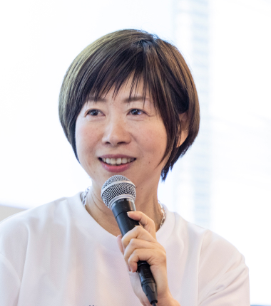 綾部 華織氏