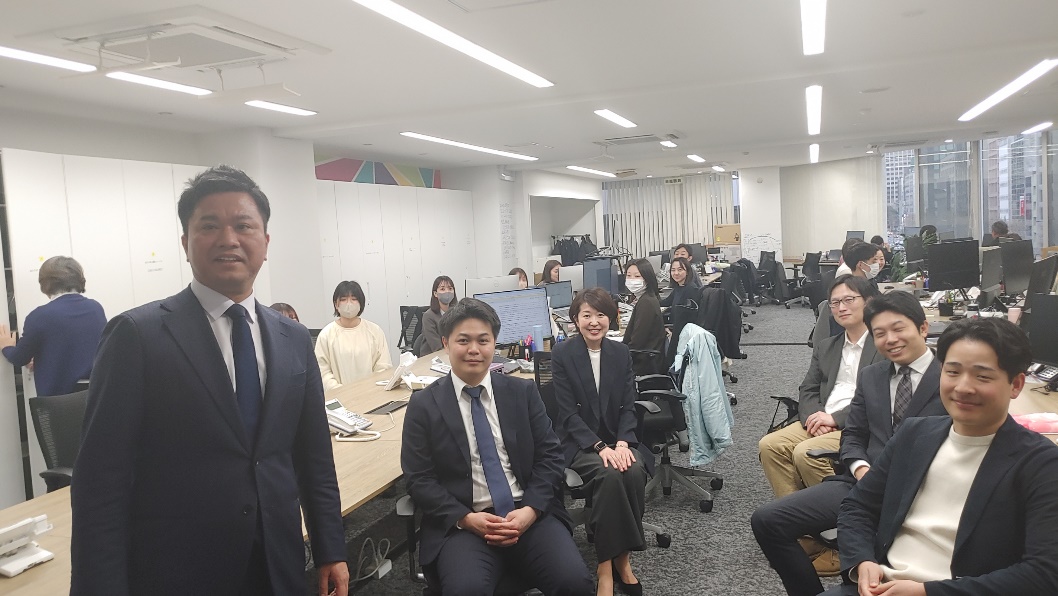 磨氏の理念に共鳴して多くの業界から「ずっと安心」を目指す同志が集まっている。