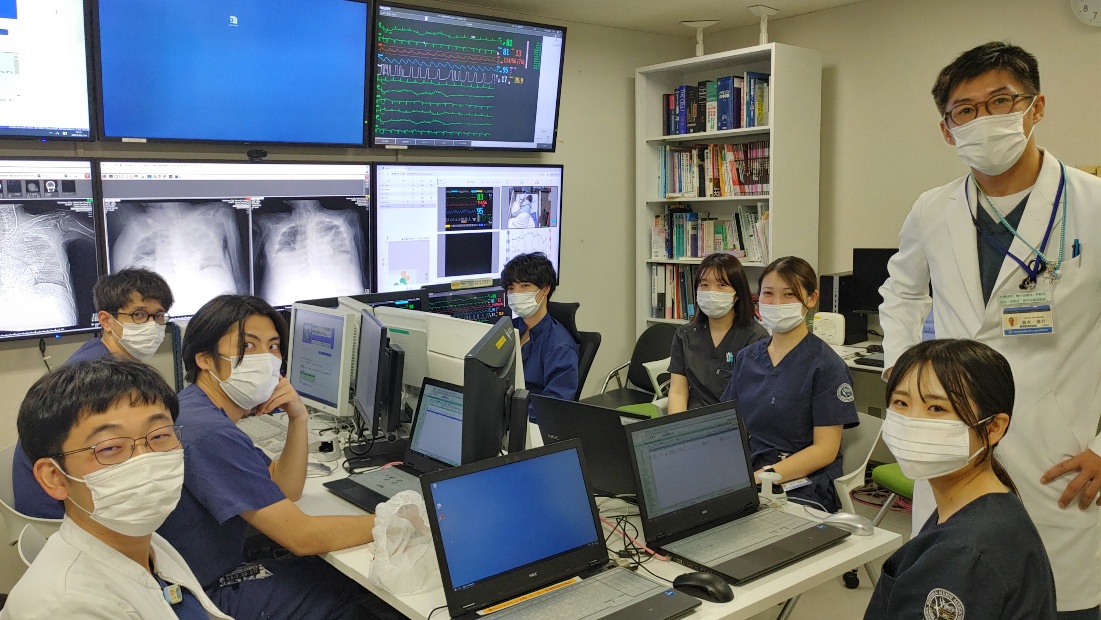 横浜市立大学附属病院の集中治療部では数多くの医師らが遠隔で患者の状況を把握して的確な診療に取り組んでいる