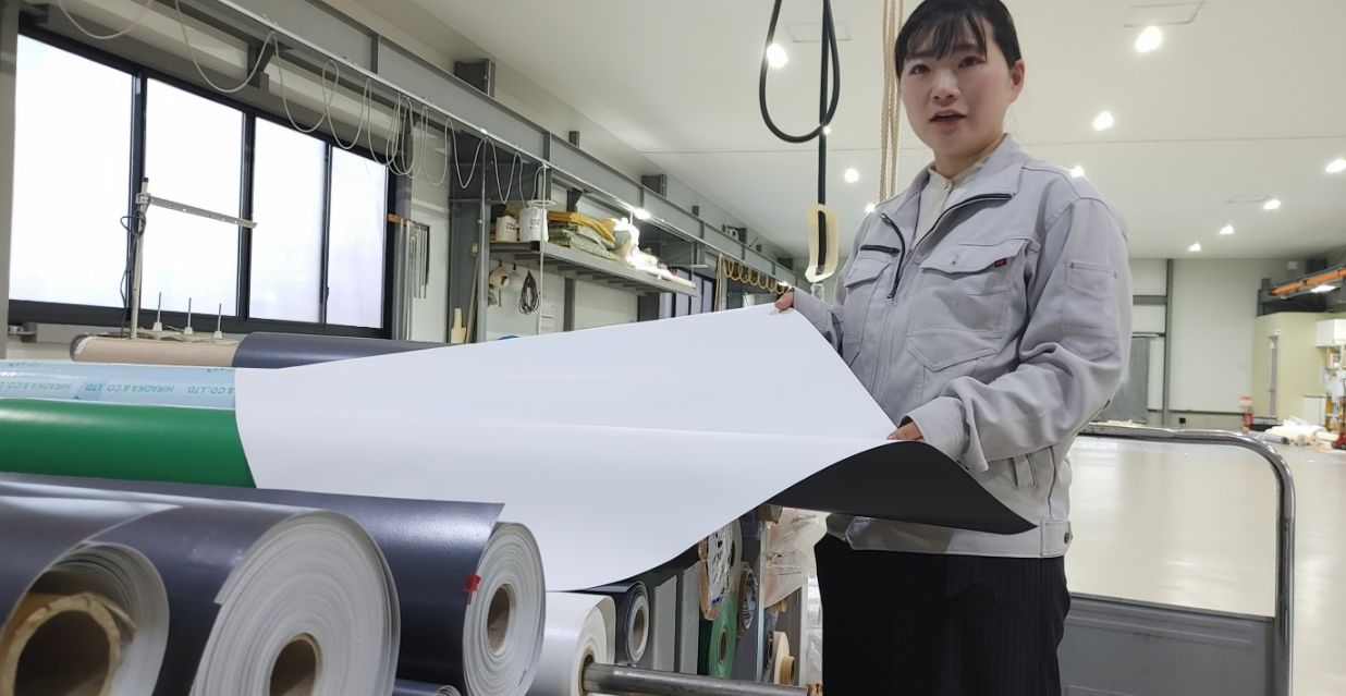 牛垣氏はテント会社のノウハウを生かした安全なグラスファイバシートのマクテンを普及させようとしている。膜天井のシートはロール状になっている