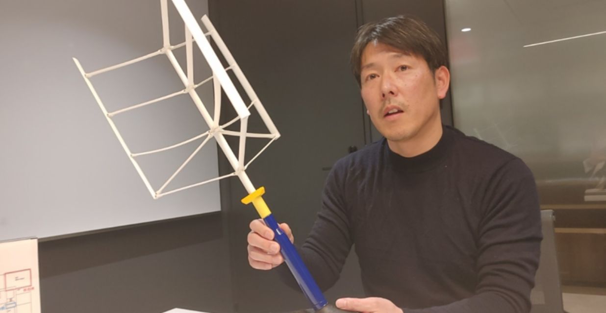 独自開発の浮遊軸型風車では海面から15メートルの黄色い部分に重たい発電機を設置する。低重心ゆえ設備費を大幅に削減できる
