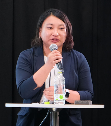 西原 麻友子氏