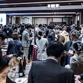 会場内で交流する参加者