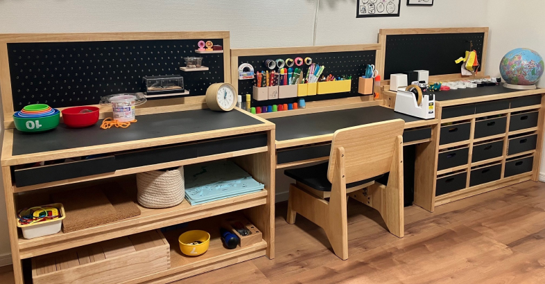チェストは引き出しで分類収納でき、おもちゃを種類ごとに片付けられる。共通性を考えることで論理的思考力が育まれるという」