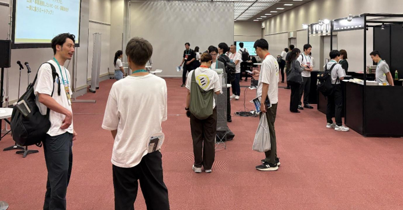 ミートアップエリアでは投資家と起業家らが熱心に話し込む場面がみられた