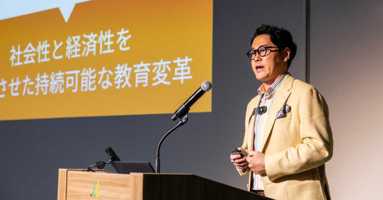 6月には星野氏（右）は日本青年会議所による「青年版国民栄誉賞」を受賞した。