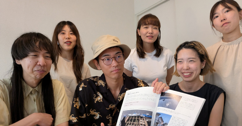 キャリアブレイク中の人たちがOKAYTU　HOTELに集まる。イベント会社を退職した奥川氏（中央）が能登でのボランティア体験を北野氏（右）らに説明した。