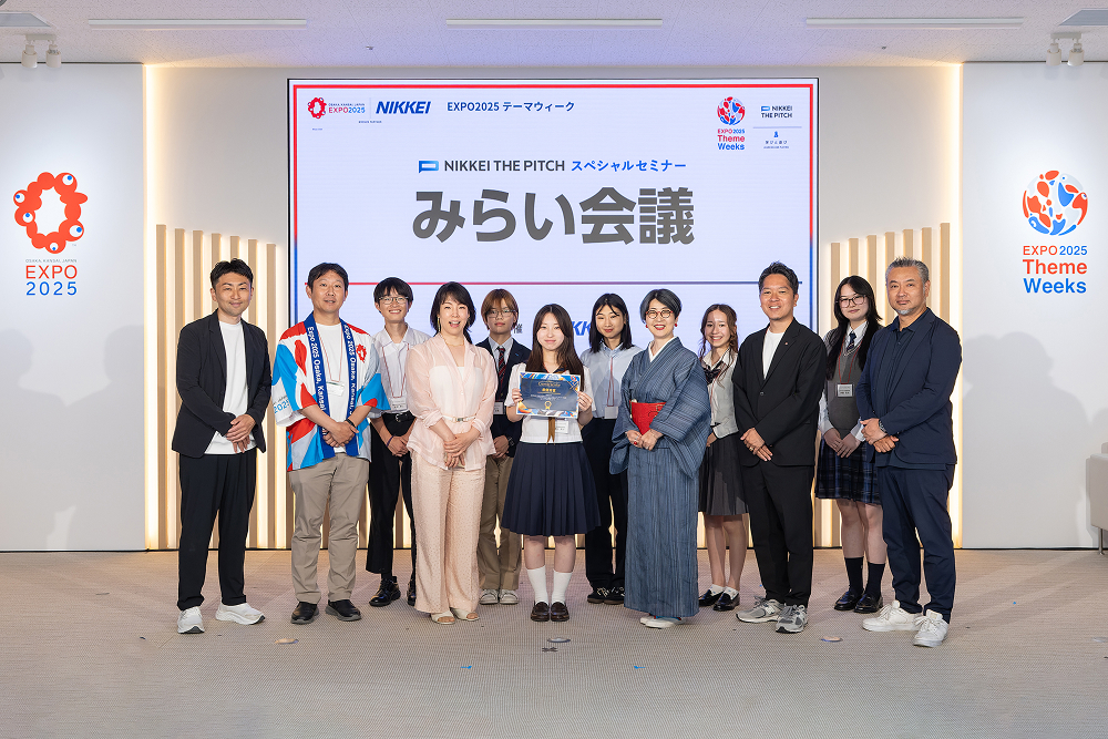 ファイナリストと審査員たちの集合写真