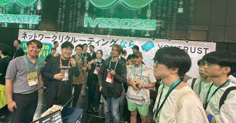 京都市で7月初めに開かれたスタートアップイベント「IVS2025」でも宮内COO（左）が説明役を務めたトムシのブースは賑わった。