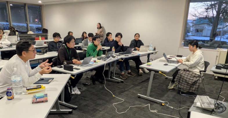 スクール生のプレゼンでは横田特任教授（左端）のほか、レオスの三田村氏（左から2人目）と関氏（同3人目）らが数多くのアドバイスをした