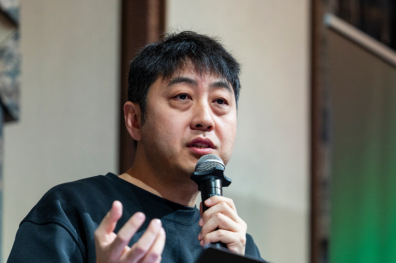 GensparkのジンCEOは、AIでビジネスを変えるリーダーとして注目されている