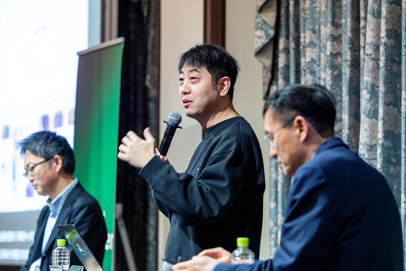 優れたツールは現場の社員が使い、同僚に進めることから広がるというのがジン氏の見方であり、日本でも同じようにボトムアップ型のマーケティングにも注力する