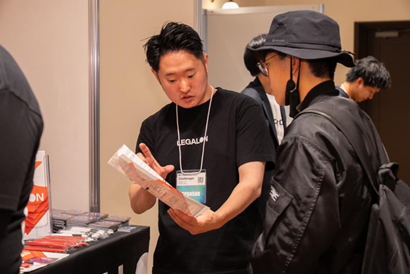 リーガルオンのブースも数多くの来場者が最新の法務・契約サービスについての説明に耳を傾けた。