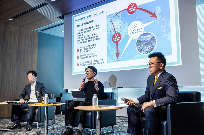 当イベントでは「公開メンタリング」が開かれ、注目経営者のジグザグの仲里社長と、日経のピッチ受賞者のGYXUS平田氏が語り合った。左はモデレーターを務めた日経ピッチの古山和弘編集長