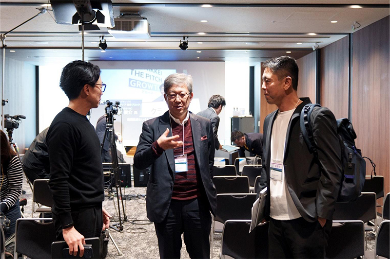 SMBCVCの佐伯社長（中央）ら有力投資家がアクセラプログラムを会場から見守り、登壇者に声をかけていた。