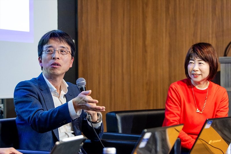 ASTERの鈴木氏は米国の名門大学で宇宙工学を研究していた。家業に戻り、東大との産学連携研究も進めて耐震塗料を開発した。