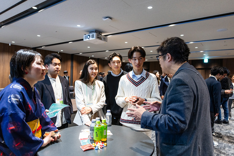 昨年のNIKKEI THE PITCH SOCIAL最終審査会後、ファイナリストらと懇談する藤野氏