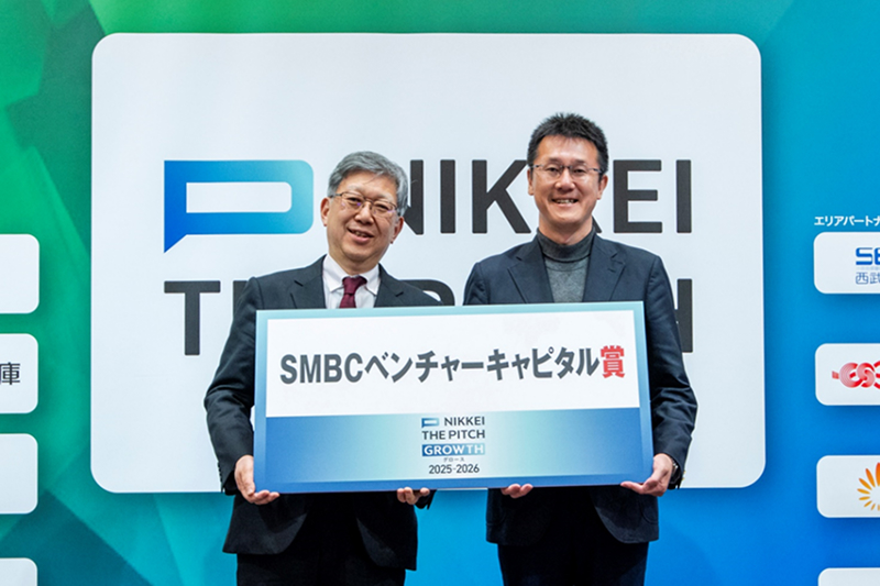 審査員のSMBCベンチャーキャピタル代表取締役社長の佐伯友史氏（左）とZIFISHの江幡恵吾代表取締役CEO