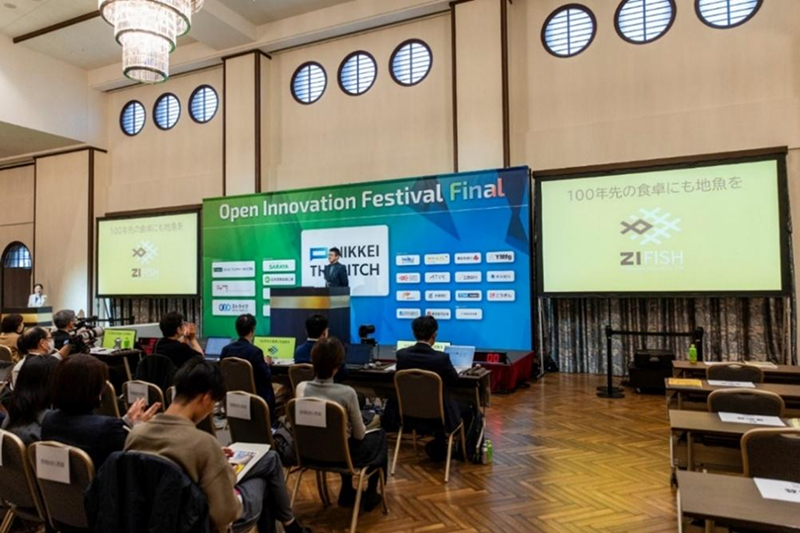 Open Innovation Festivalのステージで、ZIFISHの水産物流通DXについてピッチをする江幡代表取締役CEO