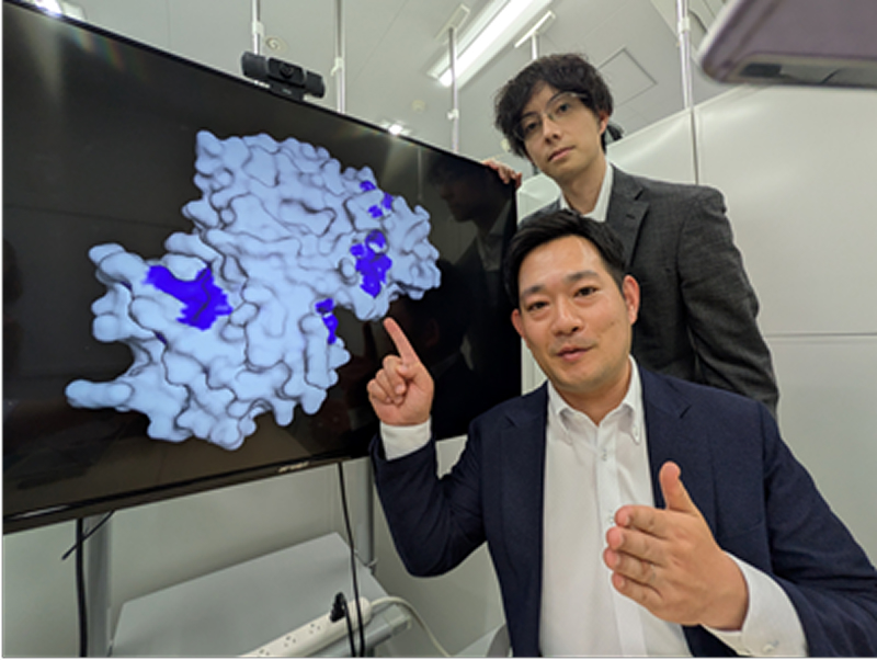 東大で博士号を取得した木村氏（前）は生体情報解析の専門家だ。青色に表示されているのが、異常なたんぱく質を生み出す「制御室」
