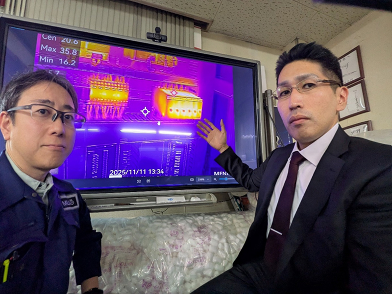 一ノ瀬氏（右）が作成する調査リポートはサーマルカメラで撮影した画像などもあり、設備の故障リスクを分かりやすく把握することができる