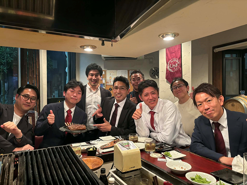 KAMAMESHIの仲間には鋳物に詳しい浦邉氏（左）や自動車業界の営業に強い星野氏（中央奥）のほか、キーエンス出身でマーケ担当の石神氏（左から3人目）も加わり、より強力なチームになっている