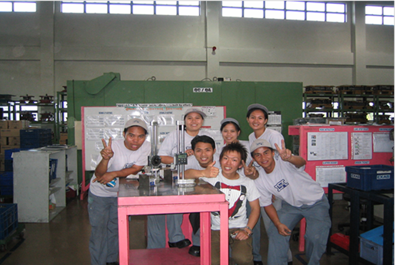 小林氏（中央）は大学時代にフィリピンにある伊藤製作所の金型工場を訪れ、モノづくりに関わる仕事をしたいと決意した
