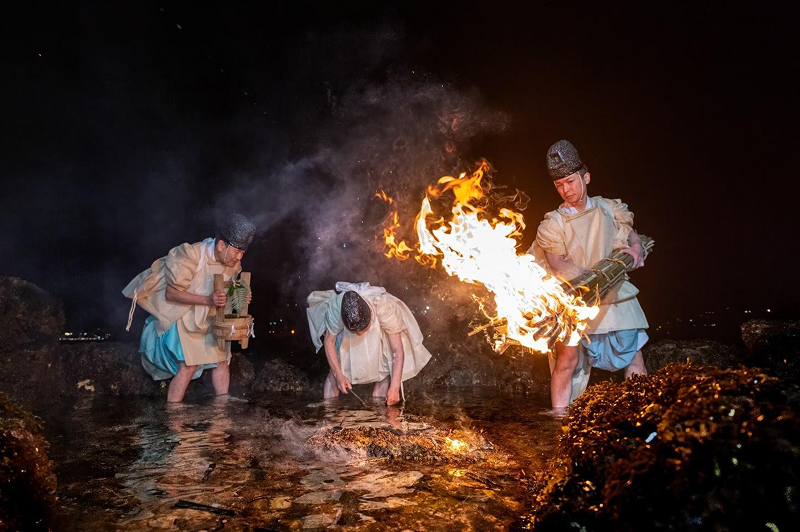 和布刈神社では毎年、旧暦の正月に海でワカメを刈って神前に供える神事を執り行っている。高瀬禰宜は右側で重たいたいまつを持っている