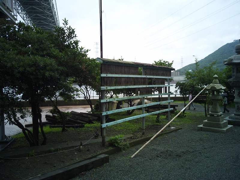 高瀬氏が家業に戻った2009年当時、境内は荒れ果てた状況であり、雑草だらけだった