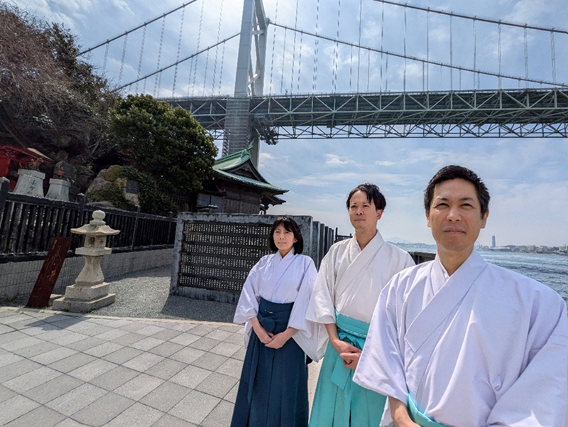関門海峡にある和布刈神社は海洋散骨で経営が安定して境内を整備した。弔われた個人の名前が碑には刻まれている