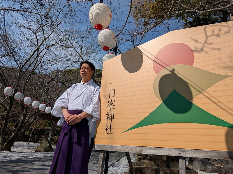 日峯神社の波多野宮司は、中川氏のコンサルを受けて、社紋を太陽と琵琶と山のデザインに見直して神社の由緒を分かりやすく伝えている