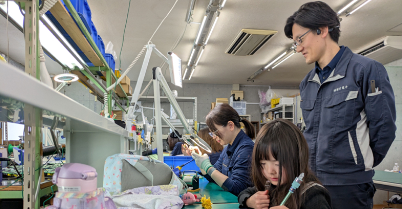 職場の片隅でパート従業員の子供たちがお絵描きをしていることもある