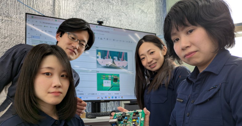 職場の大型ディスプレーには不良の理由などを表示。従業員が情報を共有できるようにしている