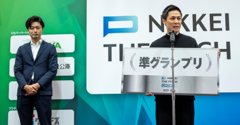 準グランプリを獲得した和布刈神社の高瀬氏（右）は「まさかダブル受賞できるとは思わなかった。日本の神社をもっと元気にしていきたい」と語った。経産省の石川課長がプレゼンターを務めた