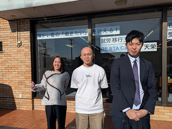 RESTAの支援施設では常駐の指導員が障がい者に寄り添い、基礎的なコミュニケーション力を高めるような授業をしている