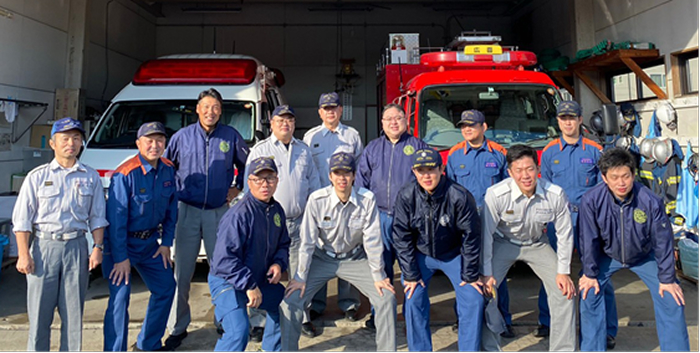 VISTAの戸井田氏（前列中央）はかつて秋田市消防本部で救急救命士として長く勤務し、救える命を救えないことがないように起業を決めた