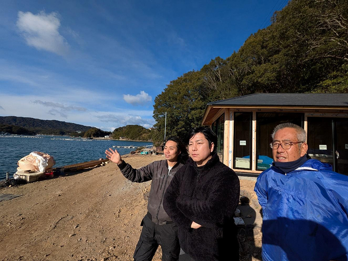 うみらぼの川野晃太氏（中央）は廃屋となった真珠養殖工場をマリンテックの研究施設に建て替えた。右は同社の取締役でもあり、真珠養殖をしてきた実父の晃生氏