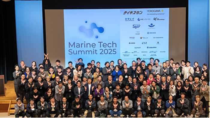 うみらぼが三重県志摩市で開催した「マリンテックサミット」には国内の有力起業家らが集まり、マリンテックによる海洋水産業の発展復活について意見を交わした。最後列の中央がうみらぼの川野氏