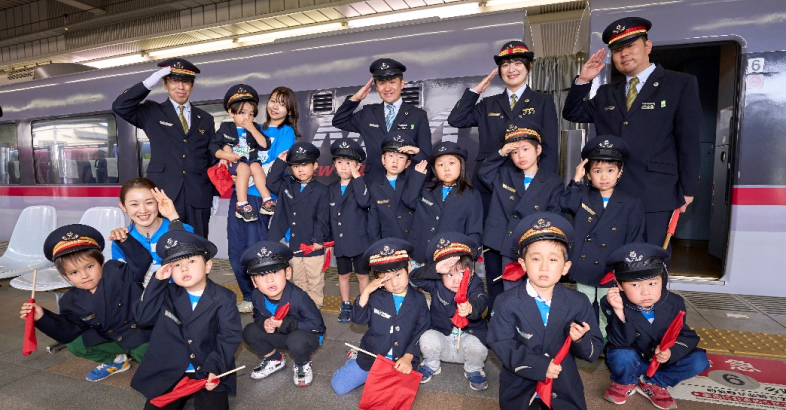 あすいくの企画では西武鉄道の特急電車「レッドアロー号」を見学する「駅いく」という体験型一時保育の人気が高い。受け入れる鉄道会社の職員のエンゲージメント向上にもつながっている