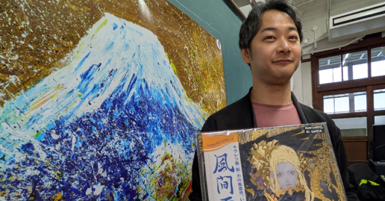 寺本氏が家業の箔押し会社で才能あるイラストレーターとレコードのジャケットを商品化して、発表の機会を増やしてあげたいと考えた。背景の富士山の絵はハックタグの登録アーティストの作品で、専門誌の表紙を飾った