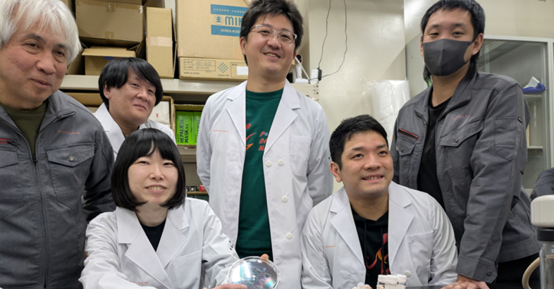 マテリアルゲートの研究拠点には半導体産業で経験豊富な技術者や若手の研究者らがそろっている。COOの伊勢氏（中央右）は銀行出身で、資金調達などで奔走している