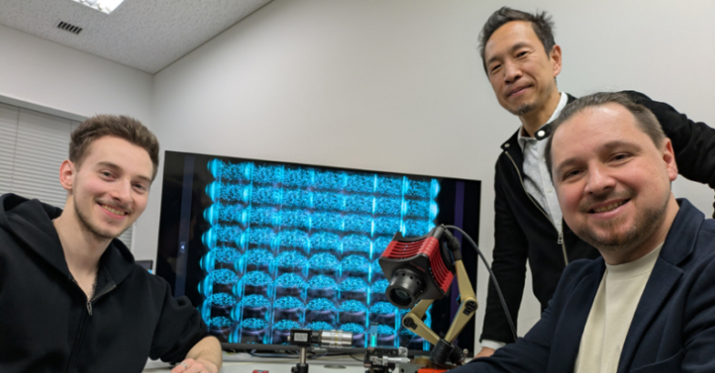 ANAXのブカン氏（右）は光学設計分野で多くの研究成果を出しており、現在は慶応大学准教授として次世代の医療機器など新たな用途の開発に取り組んでいる