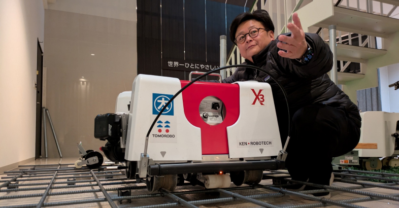 眞部氏は建築現場への深い洞察で、省力化につながる便利なロボットを相次ぎ開発してきた