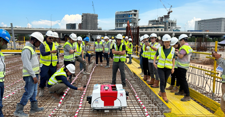 建ロボテックの鉄筋結束トモロボはシンガポールなど海外でも使われている