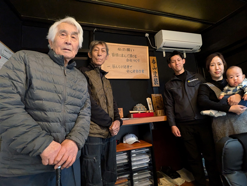 香山塗装工業はアトツギの香山祐樹氏（右奥）が祖父の幸生氏（左）と、父の敬祐氏（左から２人目）の思いを引き継ぎ、漆塗りの素晴らしさを世界に広げようとしている