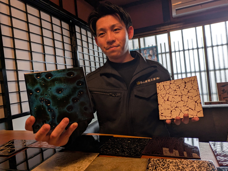 祐樹氏はルイ・ヴィトンの国内店の商談カウンターで国宝の曜変天目茶碗のようなデザイン（左側）の漆塗りをした
