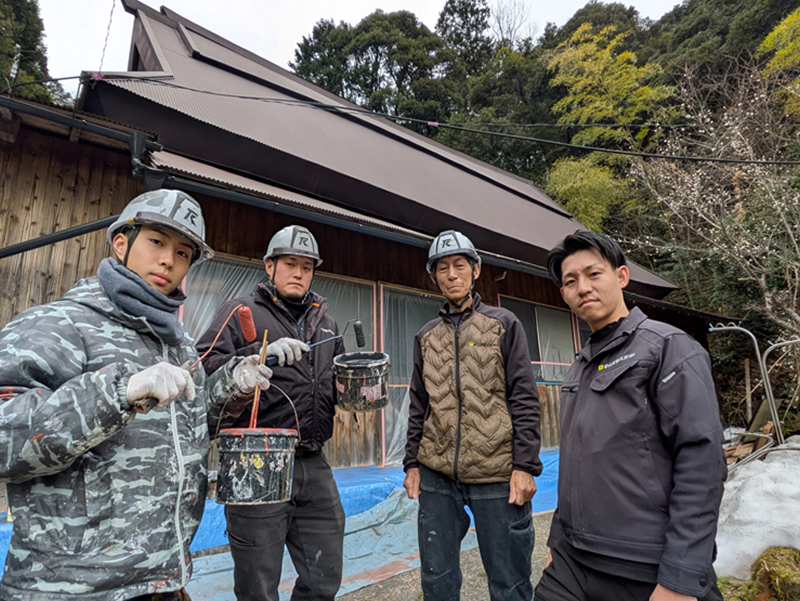 祐樹氏（右）は若い社員とともに古民家を漆塗装で高級宿に改装しており、漆を含めた宿泊施設などの内装をトータルで請け負いたい